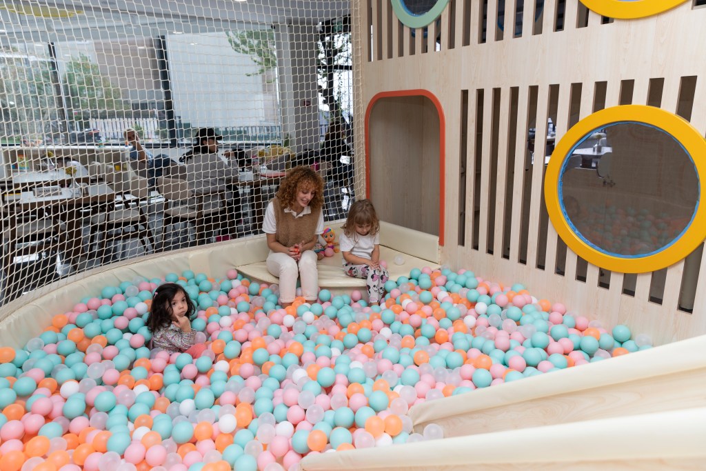 Filifu Cafe N' Play Eğlenceli Top Havuzu - Çocuklar için Güvenli Oyun Alanı