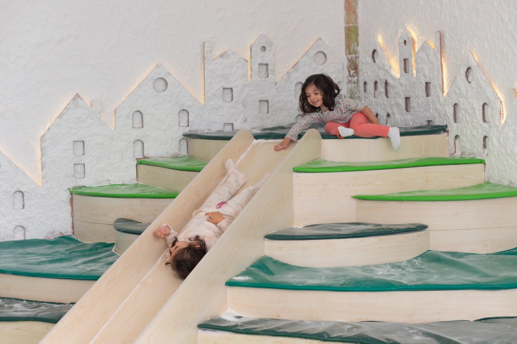 Filifu Cafe N' Play Çocuklar İçin Tuz Odası - Haloterapi ile Akciğer Gelişimi ve Eğlenceli Oyun Alanı