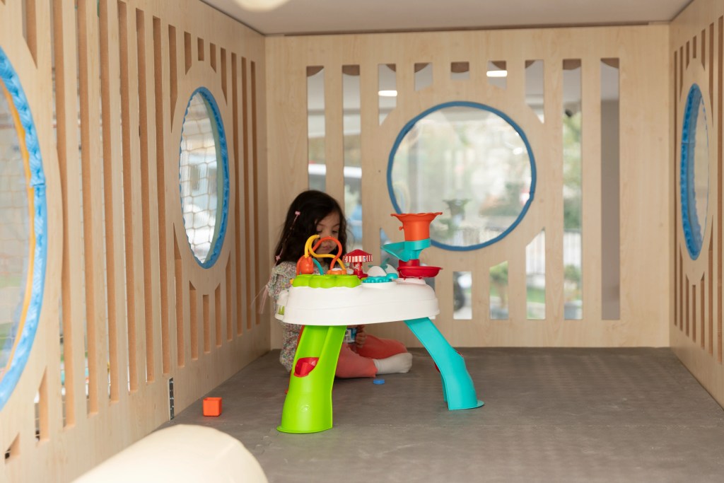 Oyun evinin ikinci katında oyuncaklarla oynayan çocuk - Filifu Cafe N' Play