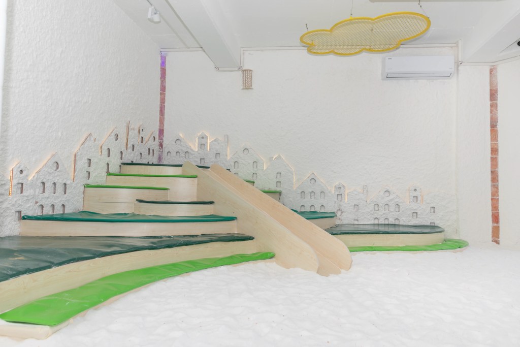 Çocuklar için ahşap kaydırak ve oyuncaklarla donatılmış tuz odası - Filifu Cafe N' Play