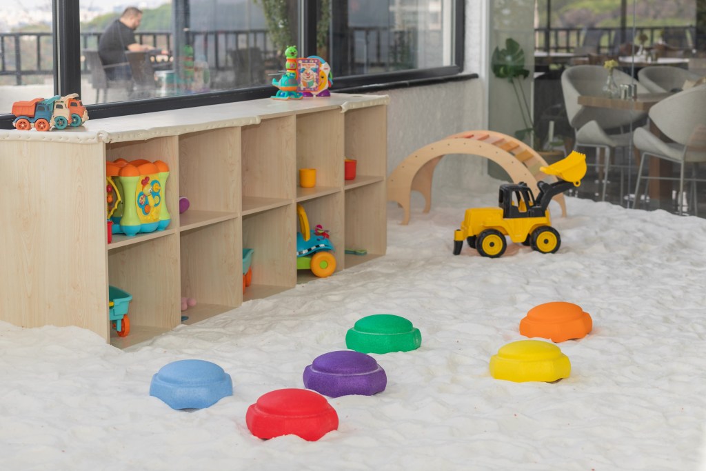 Tuz odasında bulunan ahşap kaydırak, trambolin ve oyuncaklar - Filifu Cafe N' Play