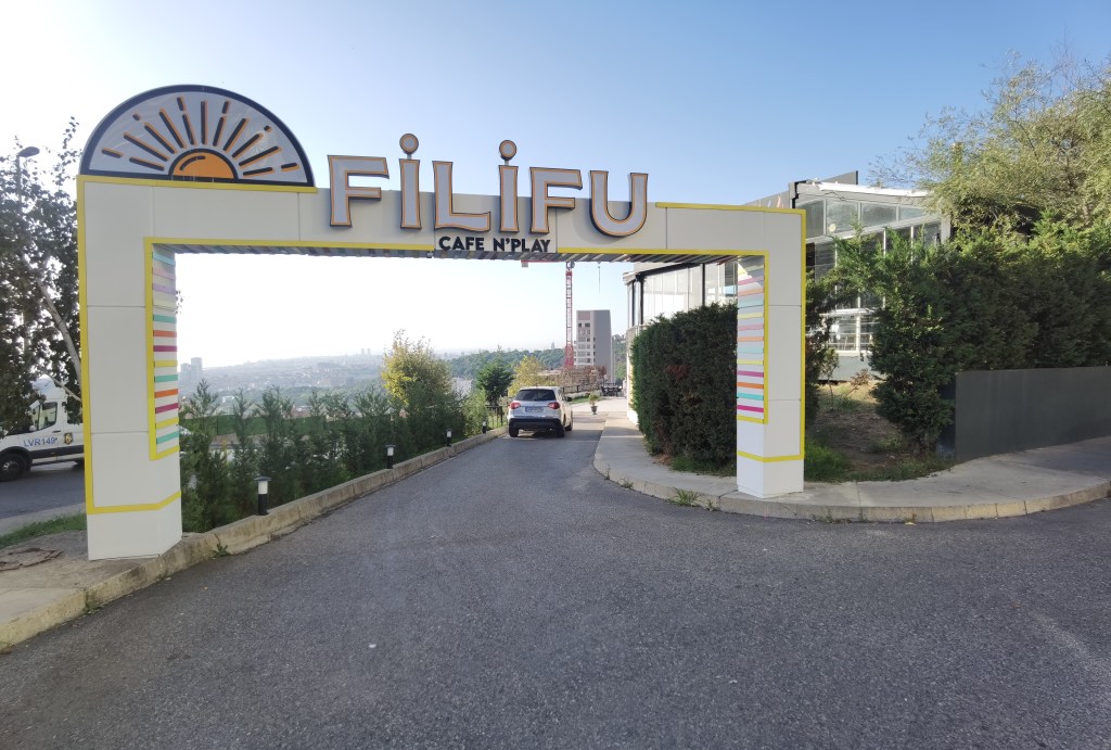 Filifu Cafe N' Play tabelası, Nish Adalar Çarşı otobüs durağında yer alıyor.