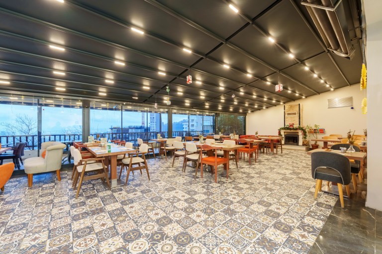 Filifu Cafe’nin Eşsiz Deniz Manzaralı Oturma Alanları