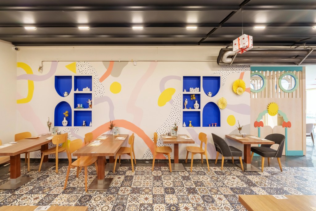 Doğum günü kutlamaları için özel olarak tasarlanmış Filifu Cafe’nin dekoratif duvarı.