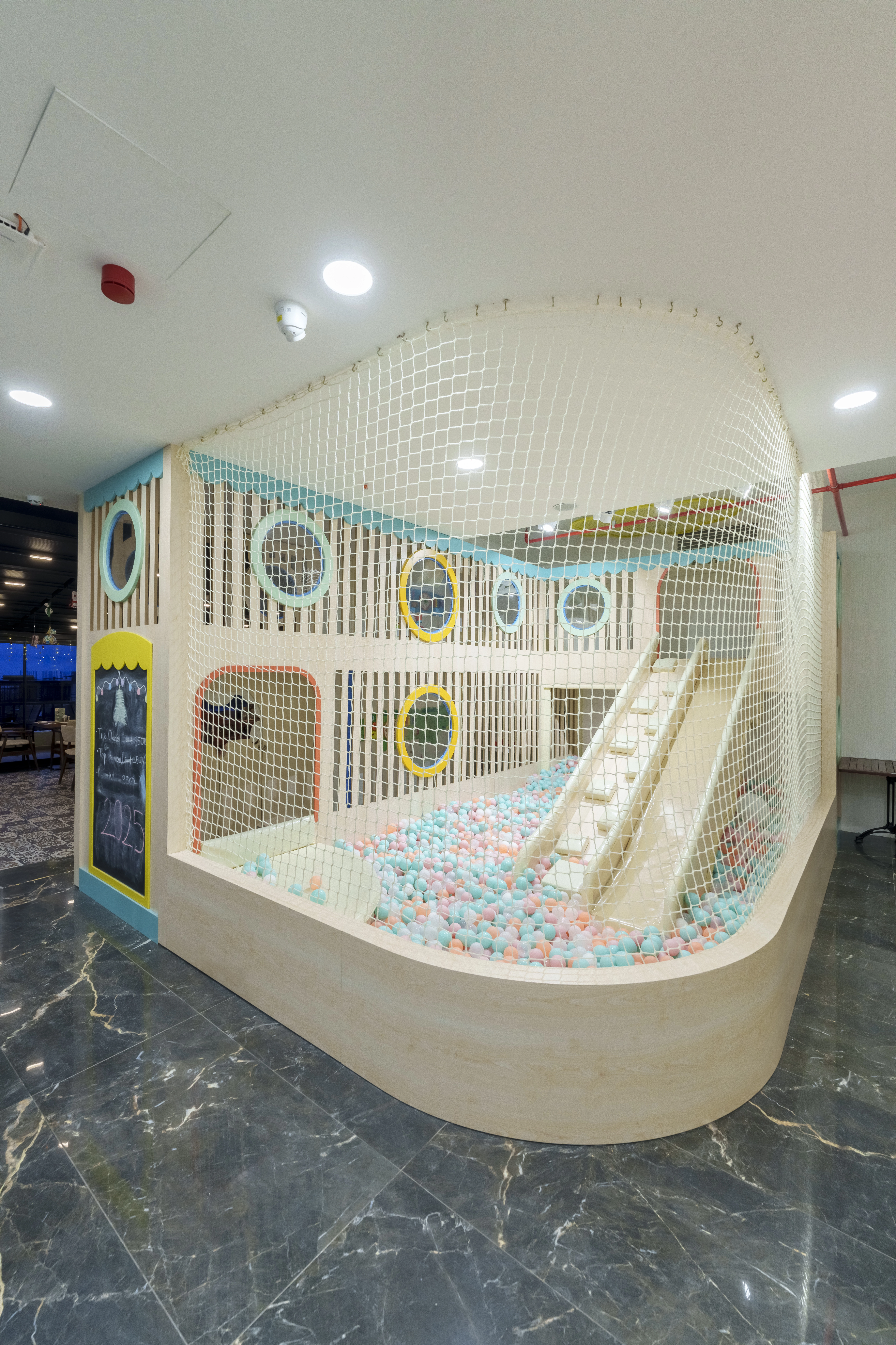 Filifu Cafe’nin top havuzu ve ahşap oyun evi dış görünüm.