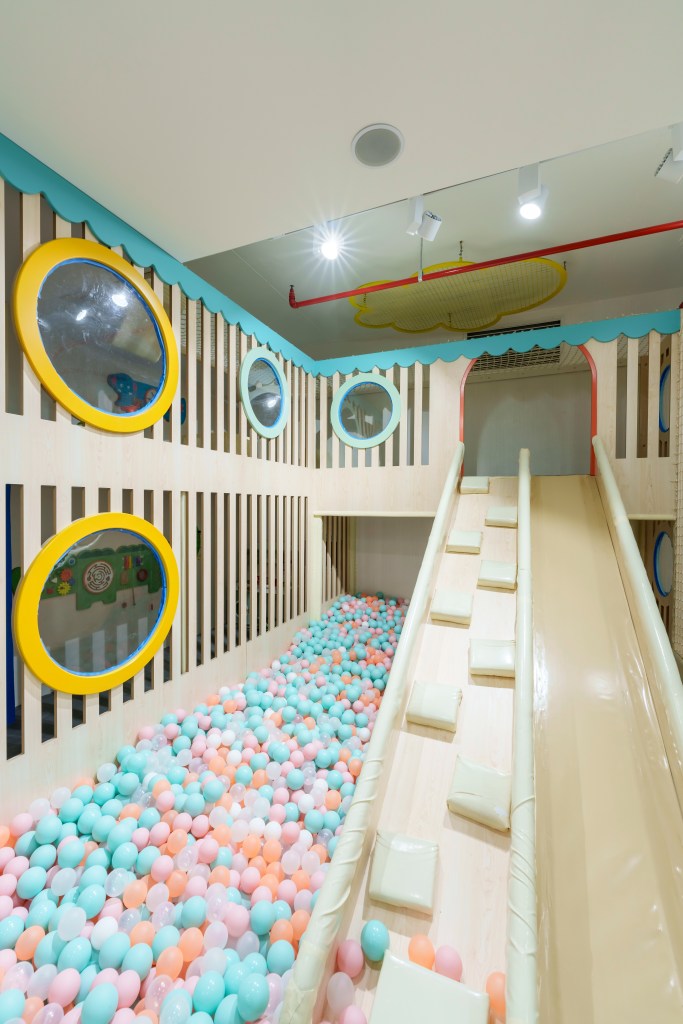 Filifu Cafe top havuzunun üst kata tırmanma alanı.