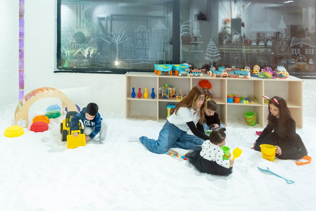 Filifu Cafe N’ Play’in tuz odasında, çocuklar oyun ablaları eşliğinde eğlenceli vakit geçiriyor.