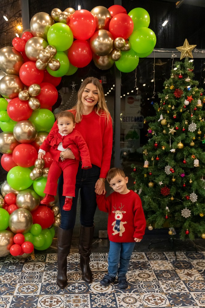 Anne ve çocuk, mutlu bir şekilde birlikte poz veriyor.