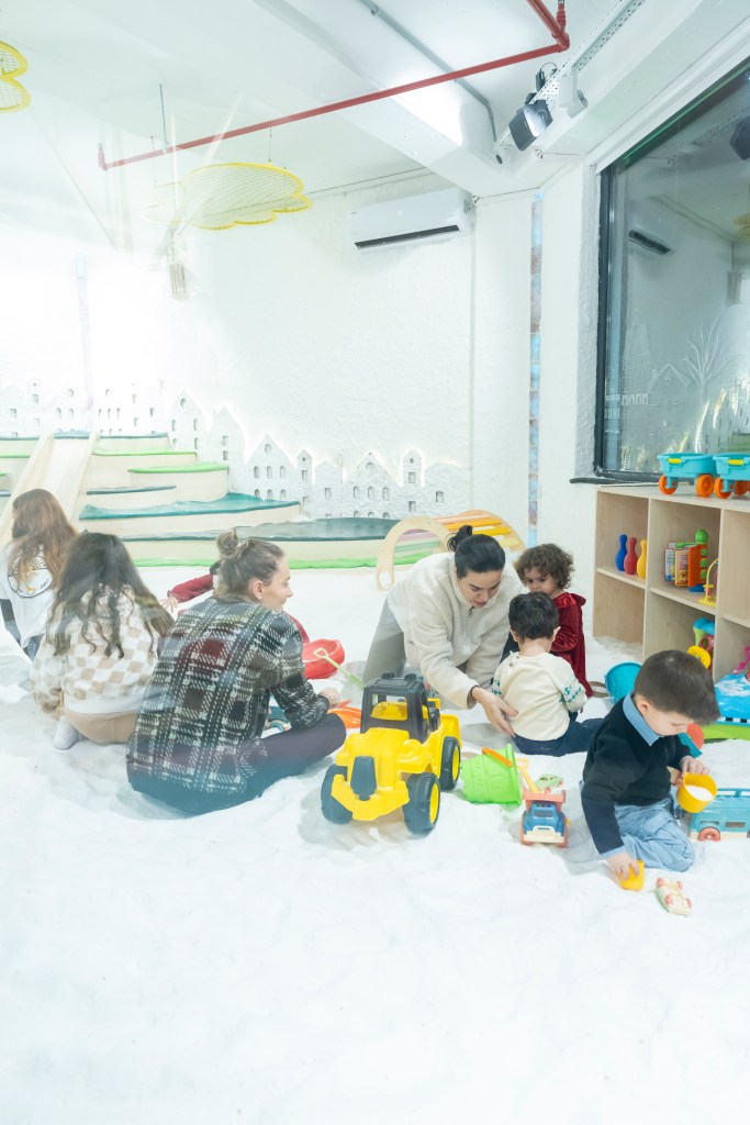 Tuz odasında oyun oynayan çocuklar.