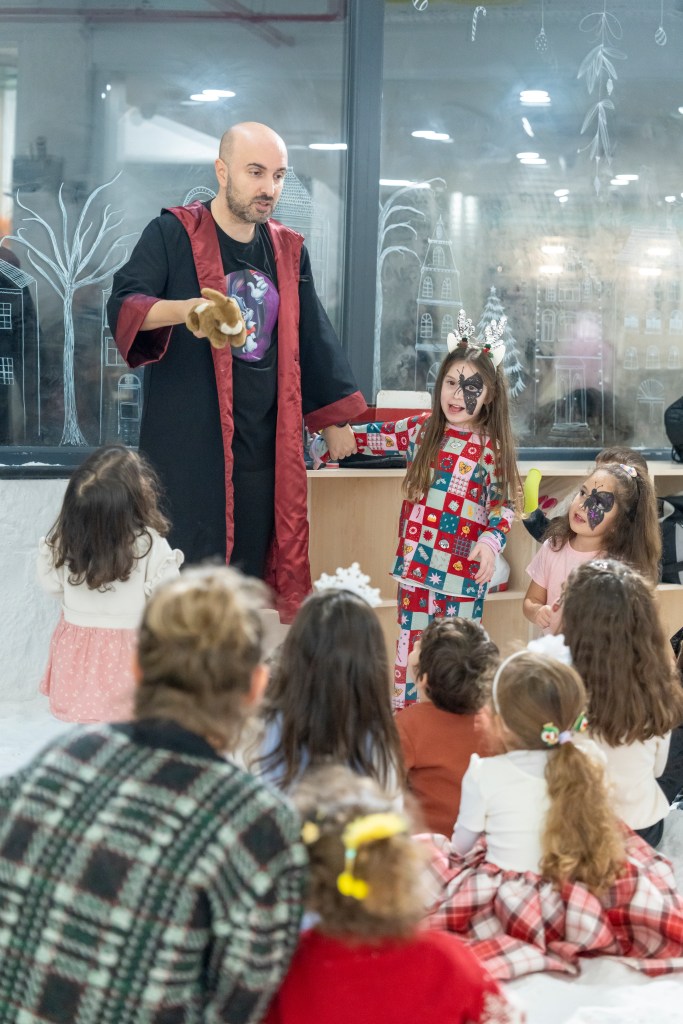 Tuz odasında sihirbaz, çocuklara büyüleyici bir sihirbazlık gösterisi sunuyor.