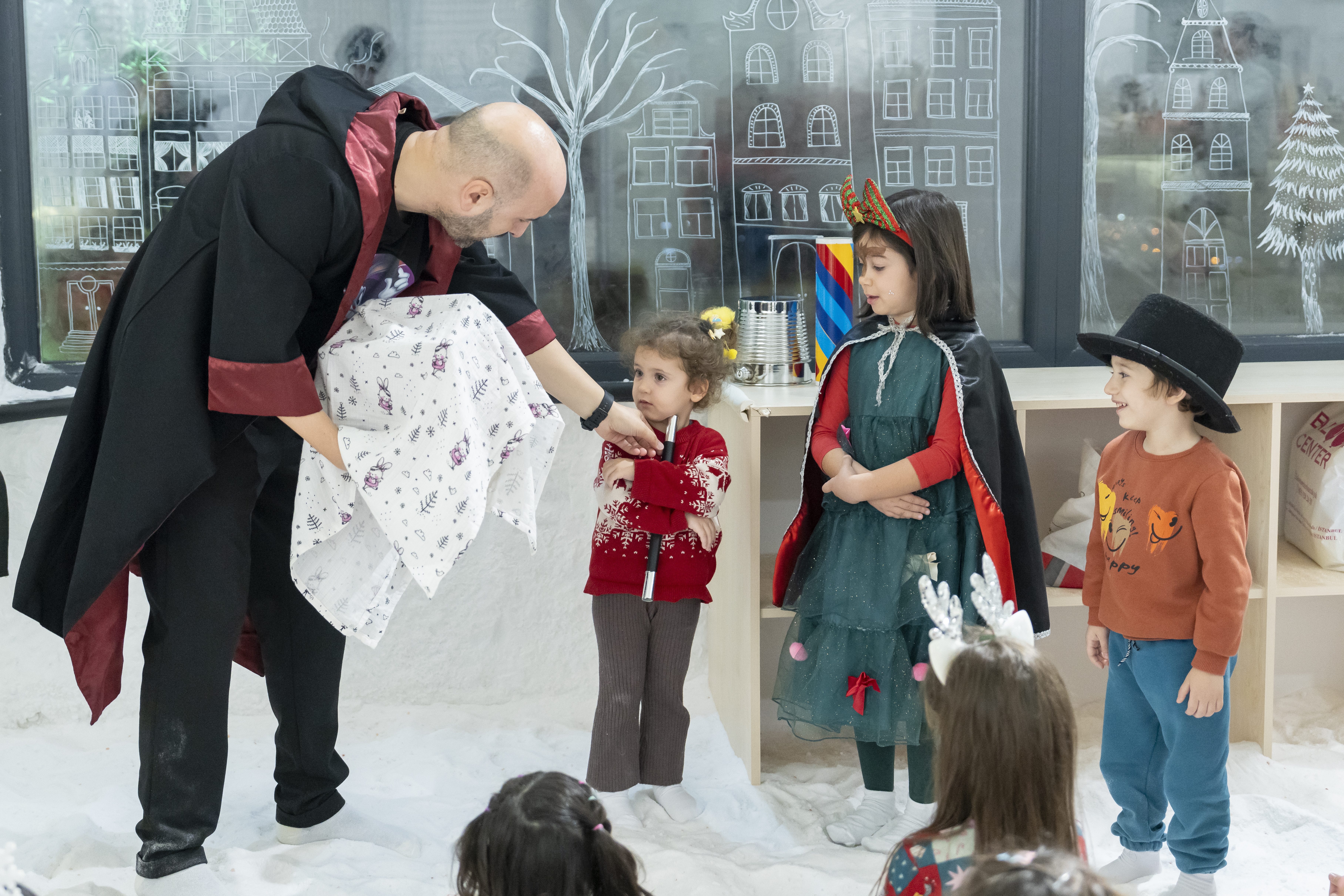 Tuz odasında sihirbazlık gösterisi sırasında eğlenen çocuklar.