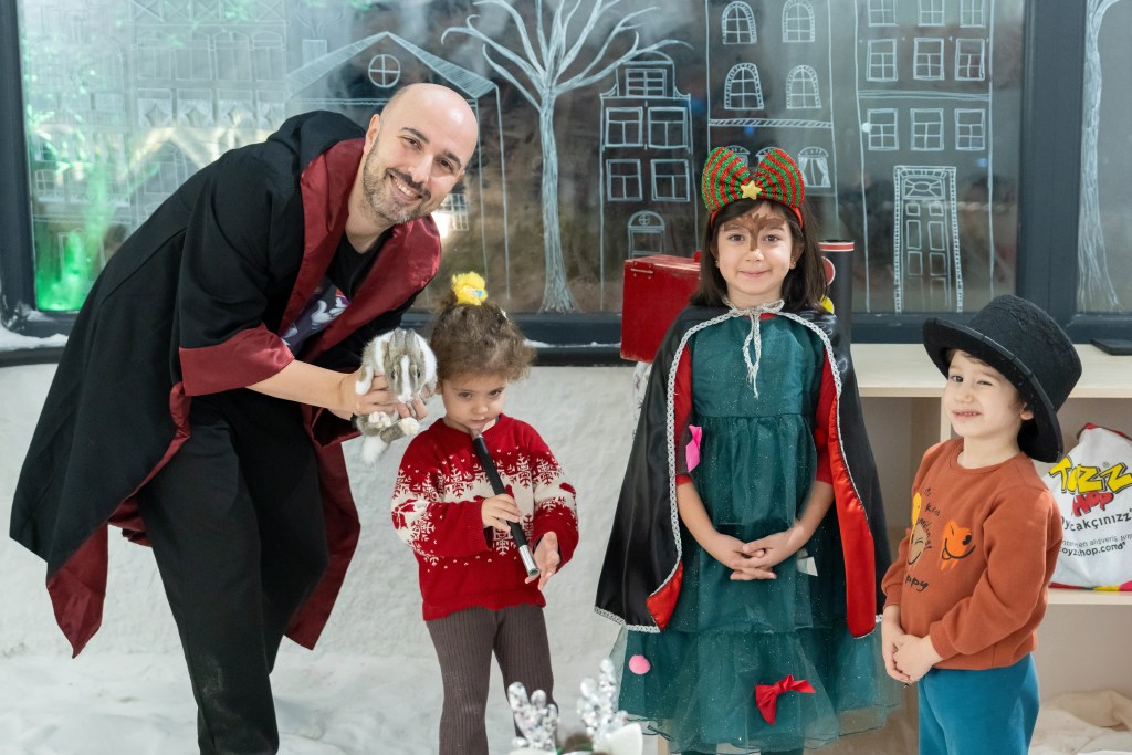 uz odasında sihirbazın çocukları sahneye davet ederek gösteri yaptığı an.