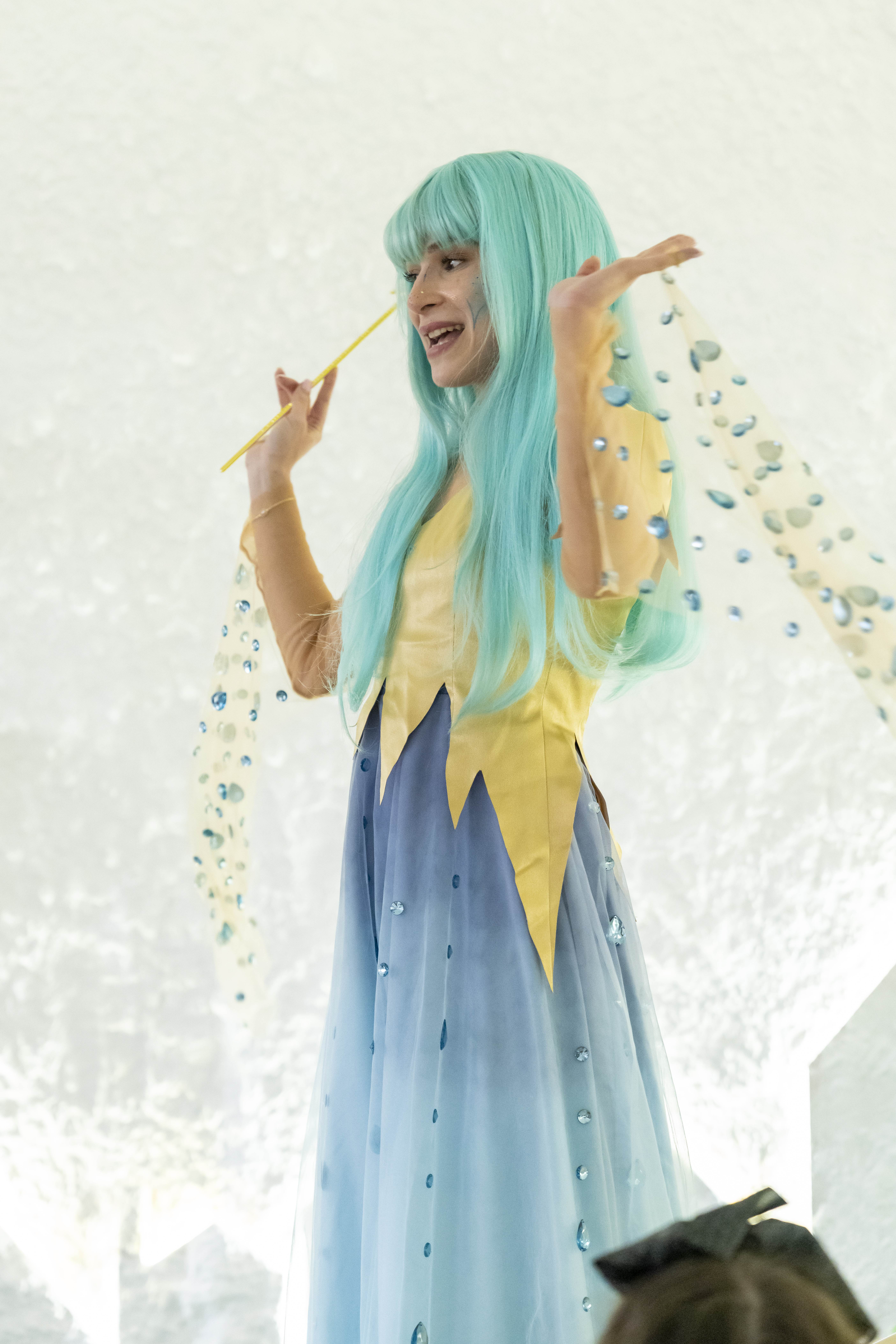 Elsa, Filifu Cafe N’ Play’in tuz odasında çocuklara büyüleyici bir gösteri sunuyor.