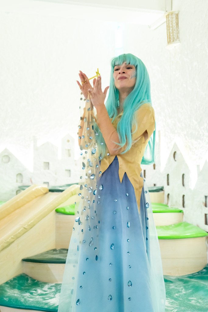 Elsa, Filifu Cafe N’ Play’in tuz odasında çocuklarla interaktif bir performans sergiliyor.