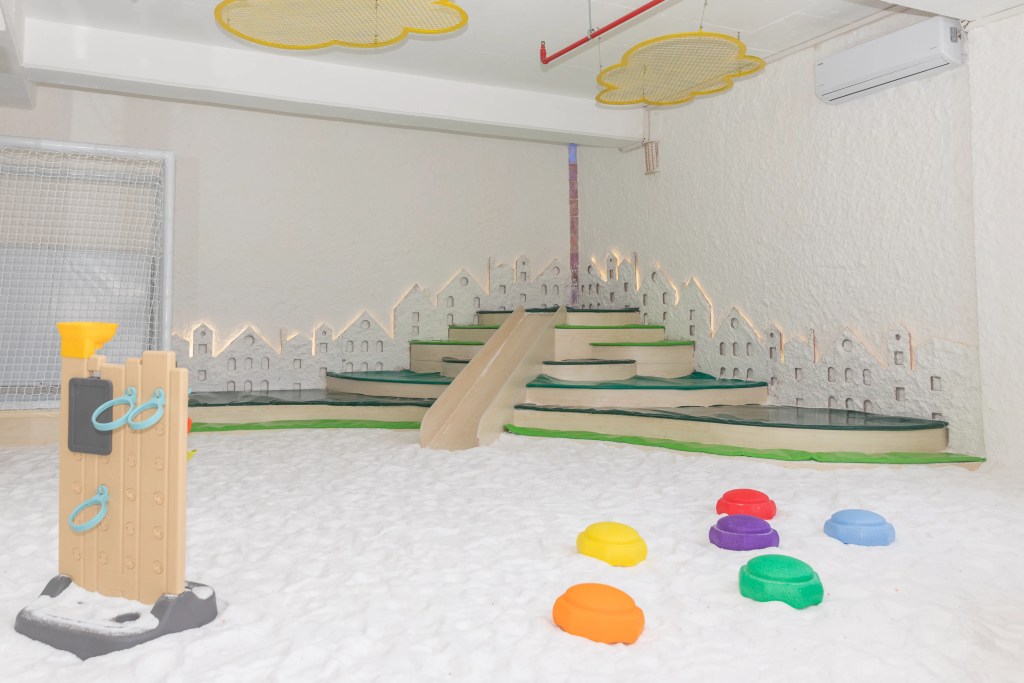 Türkiye’nin en büyük tuz odasında kaydırak ve oyuncakların yer aldığı geniş çekim görüntüsü.