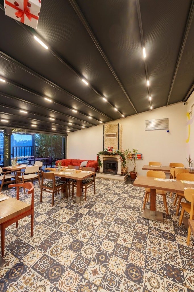 Filifu Cafe'nin geniş ve ferah oturma alanı, sıcak şömine ile keyifli bir atmosfer sunuyor.