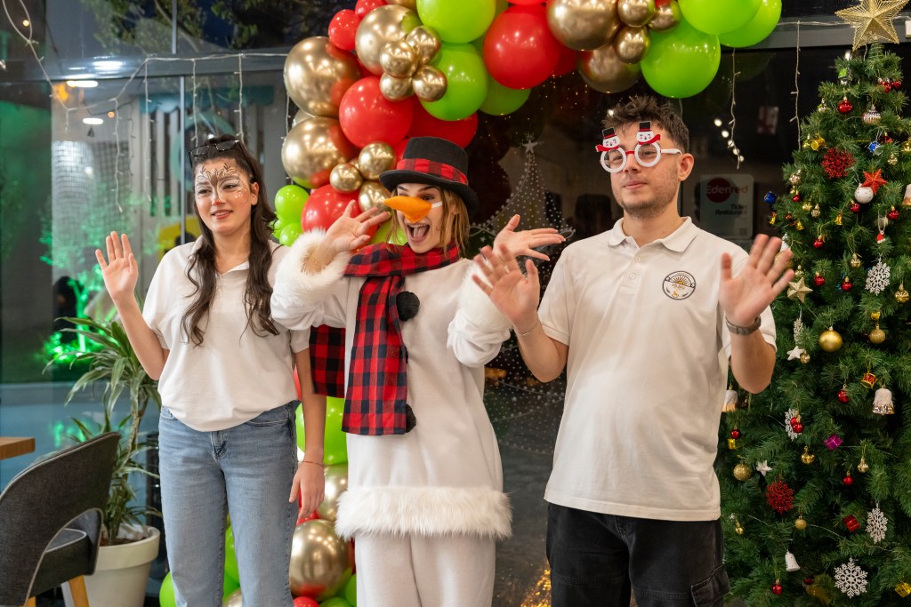 Filifu çalışanları eğlenceli bir etkinlikte çocukları selamlıyor.