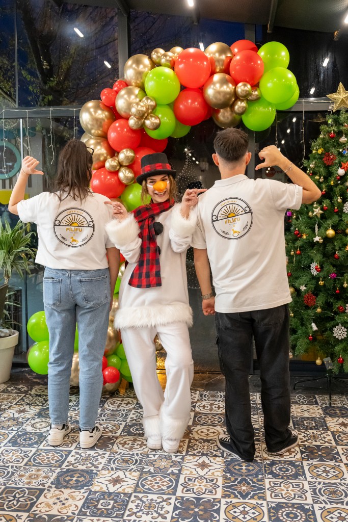 Filifu Cafe ekibi büyük bir etkinlikte eğlenceli bir poz veriyor