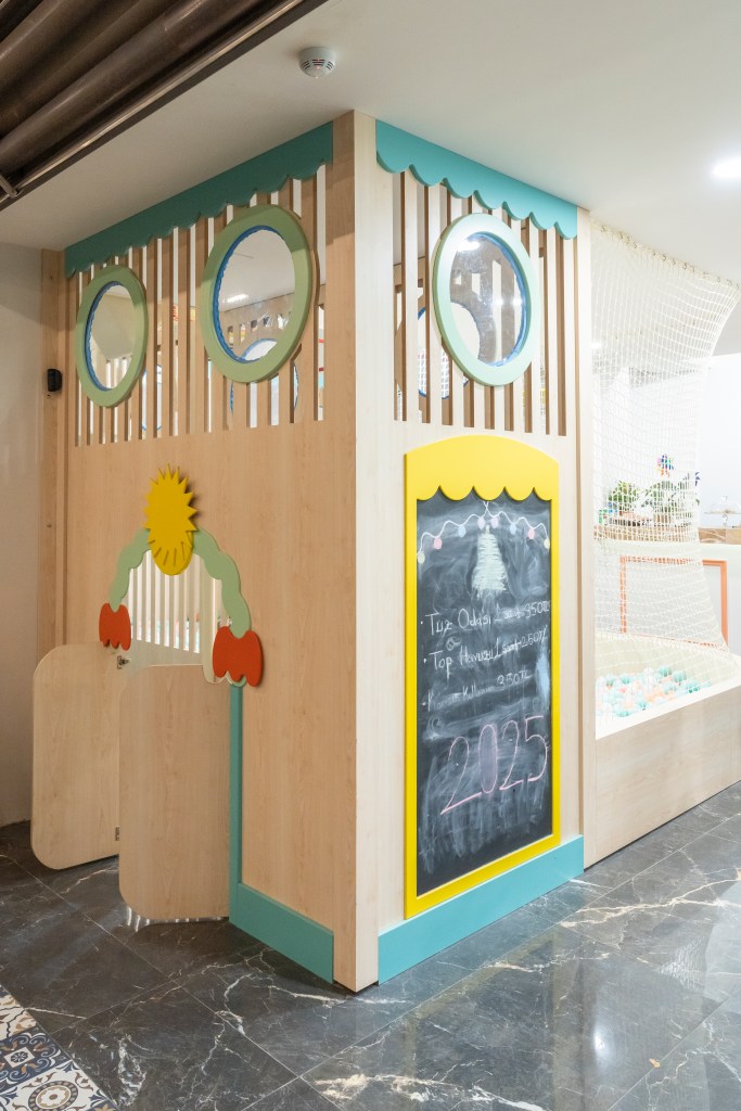 Filifu Cafe’s play assistants engaging with children in the spacious salt room.