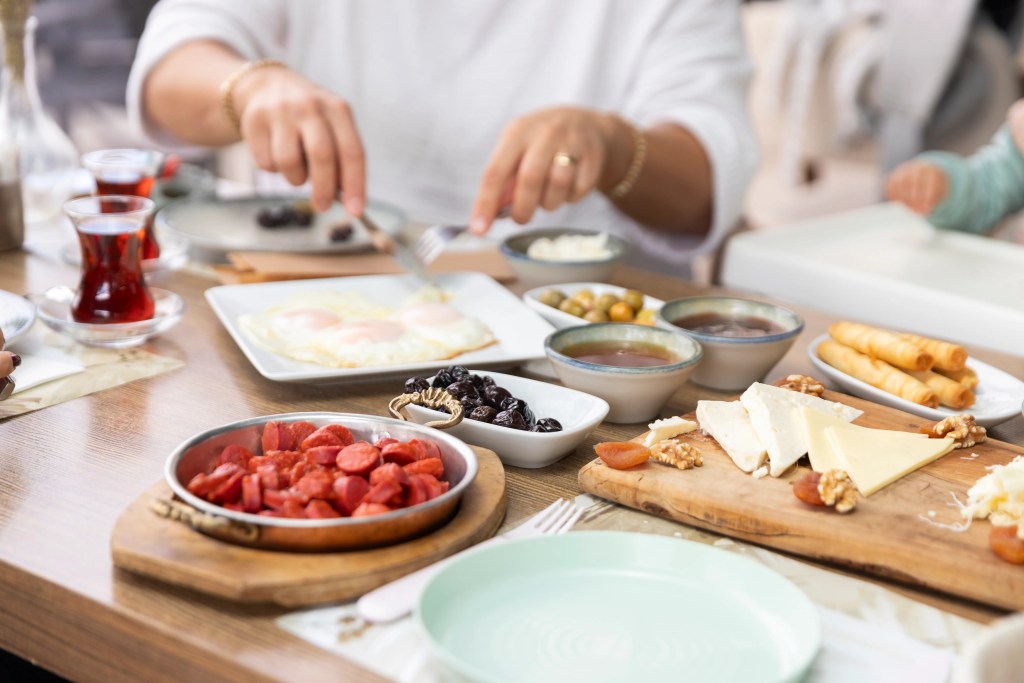 A delicious breakfast spread at Filifu Cafe, featuring fresh and healthy ingredients.