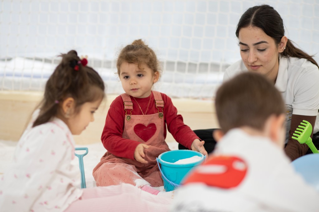 Filifu Cafe’de tuz odasında oyun ablaları ile oyun oynayan mutlu çocuklar