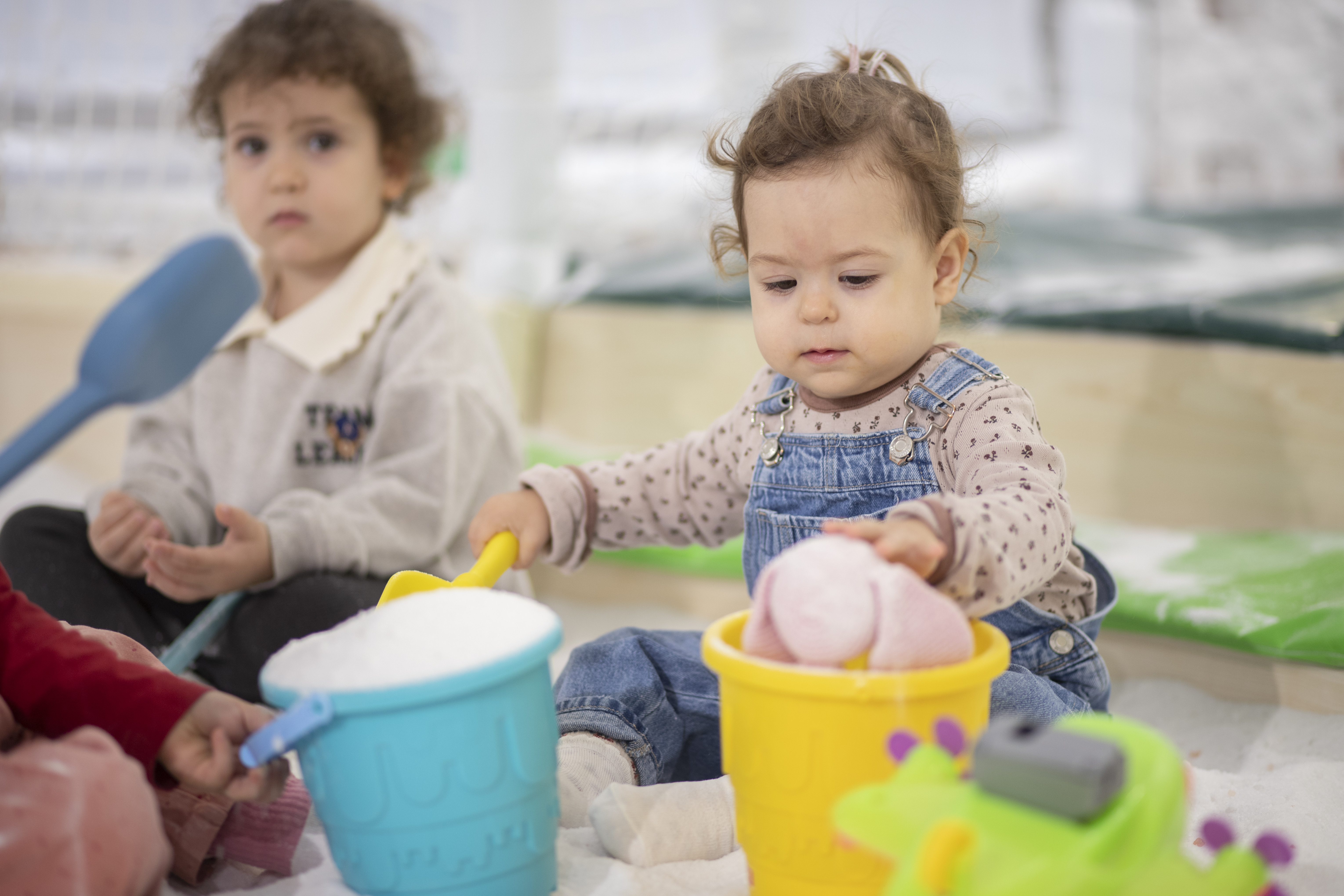 Hijyenik tuz odasında oyun oynayan ve haloterapiden faydalanan çocuk