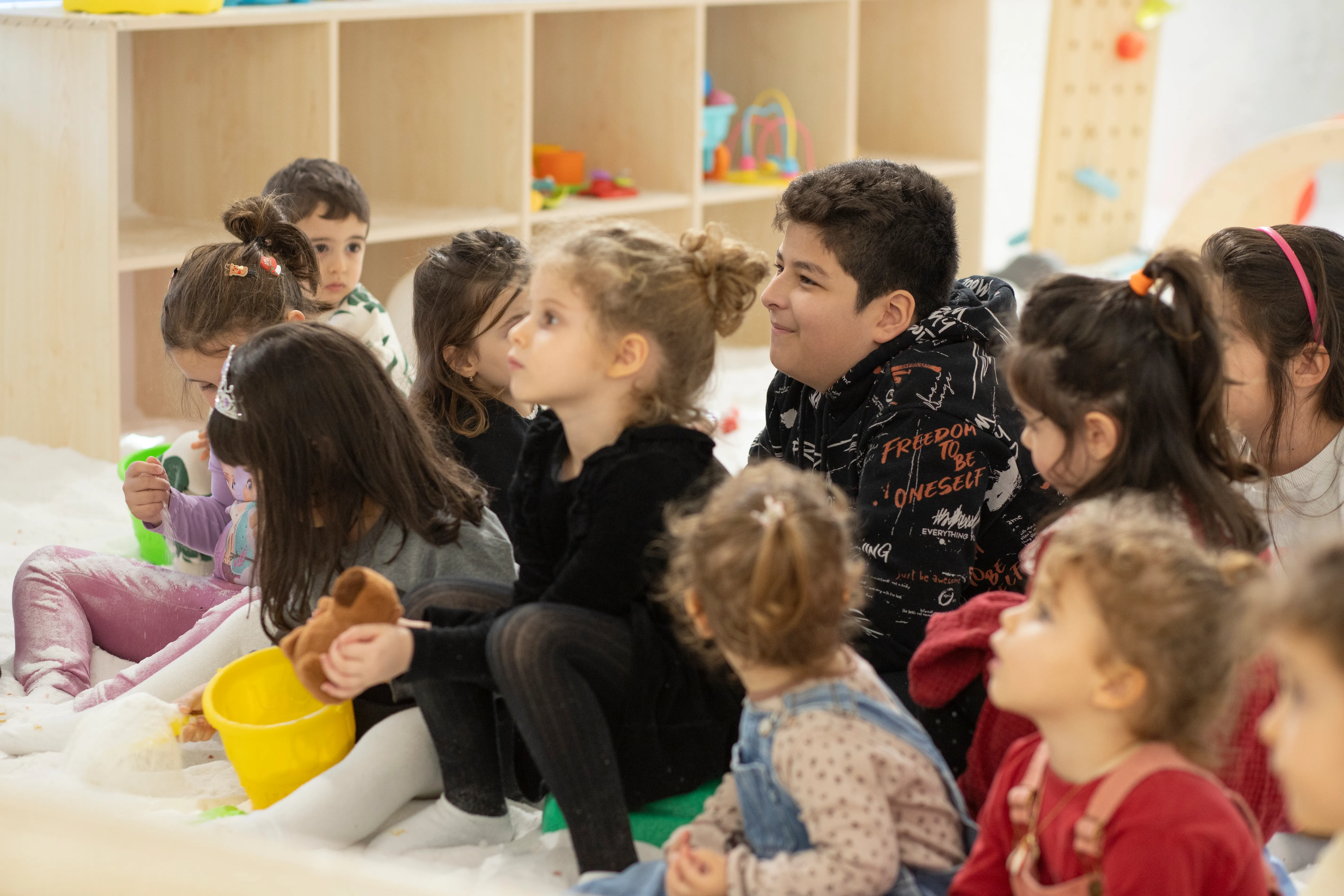 Filifu Cafe'de çocuklar, tuz odasında doğum günü partisinde sihirbazlık gösterisi izliyor.