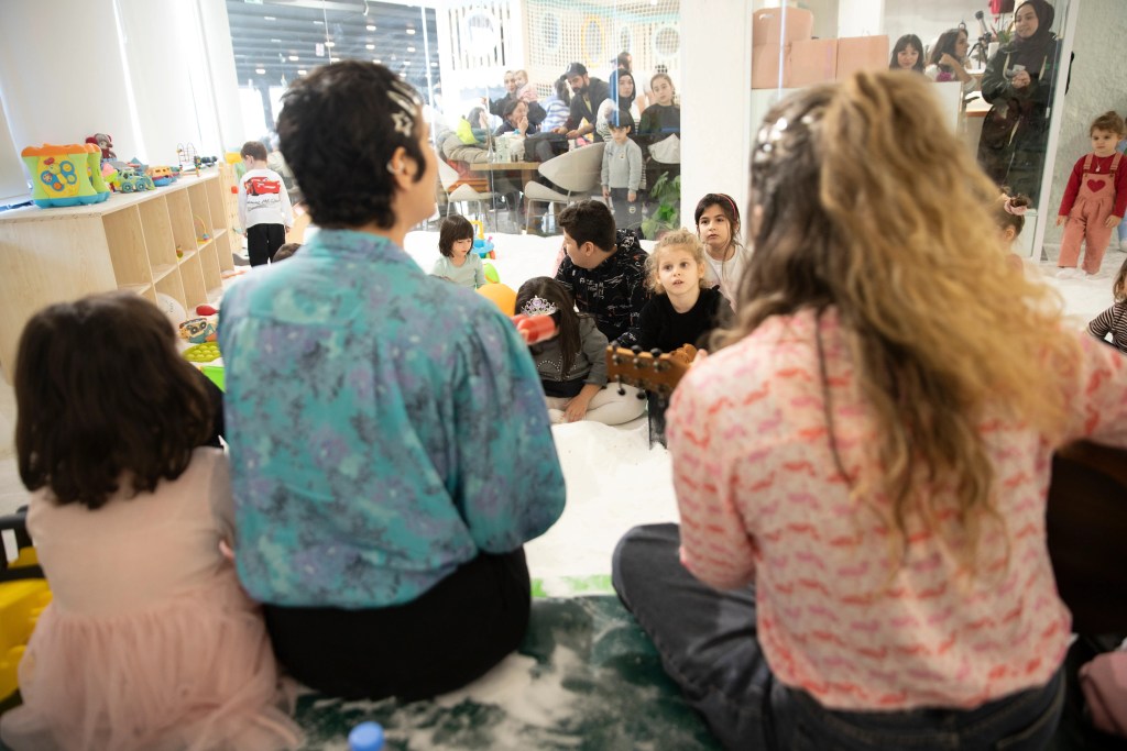 Doğum günü partisinde çocuklar, Filifu Cafe'nin tuz odasında ünlü şarkıcı Eda Baba ile eğlenceli şarkılar söylüyor.