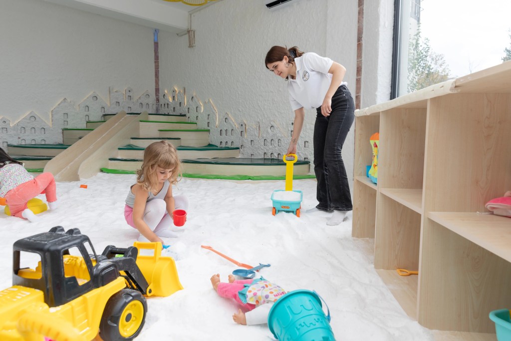 Tuz odasında oyun ablası ve çocuk birlikte oyun oynuyor.