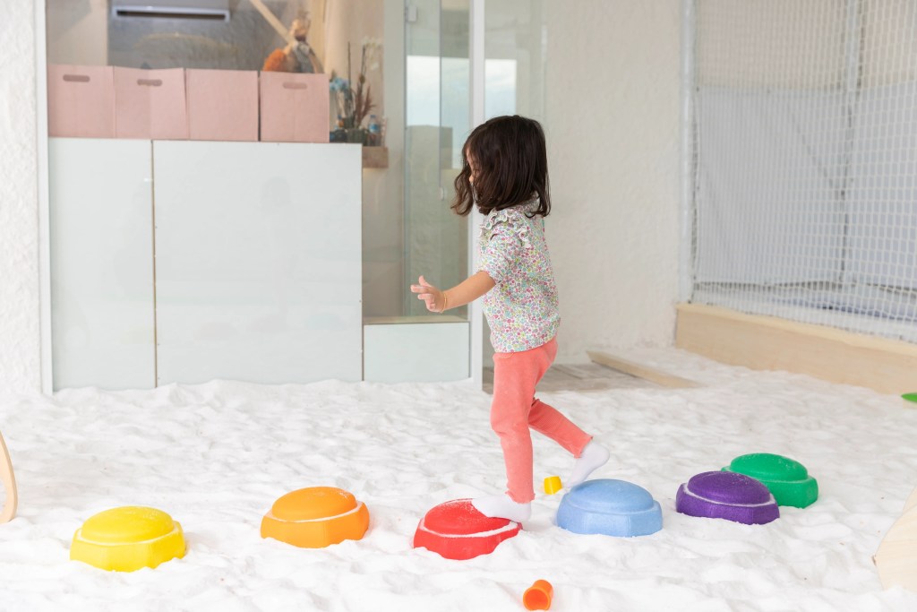 Tuz odasında bir çocuk oyun oynuyor