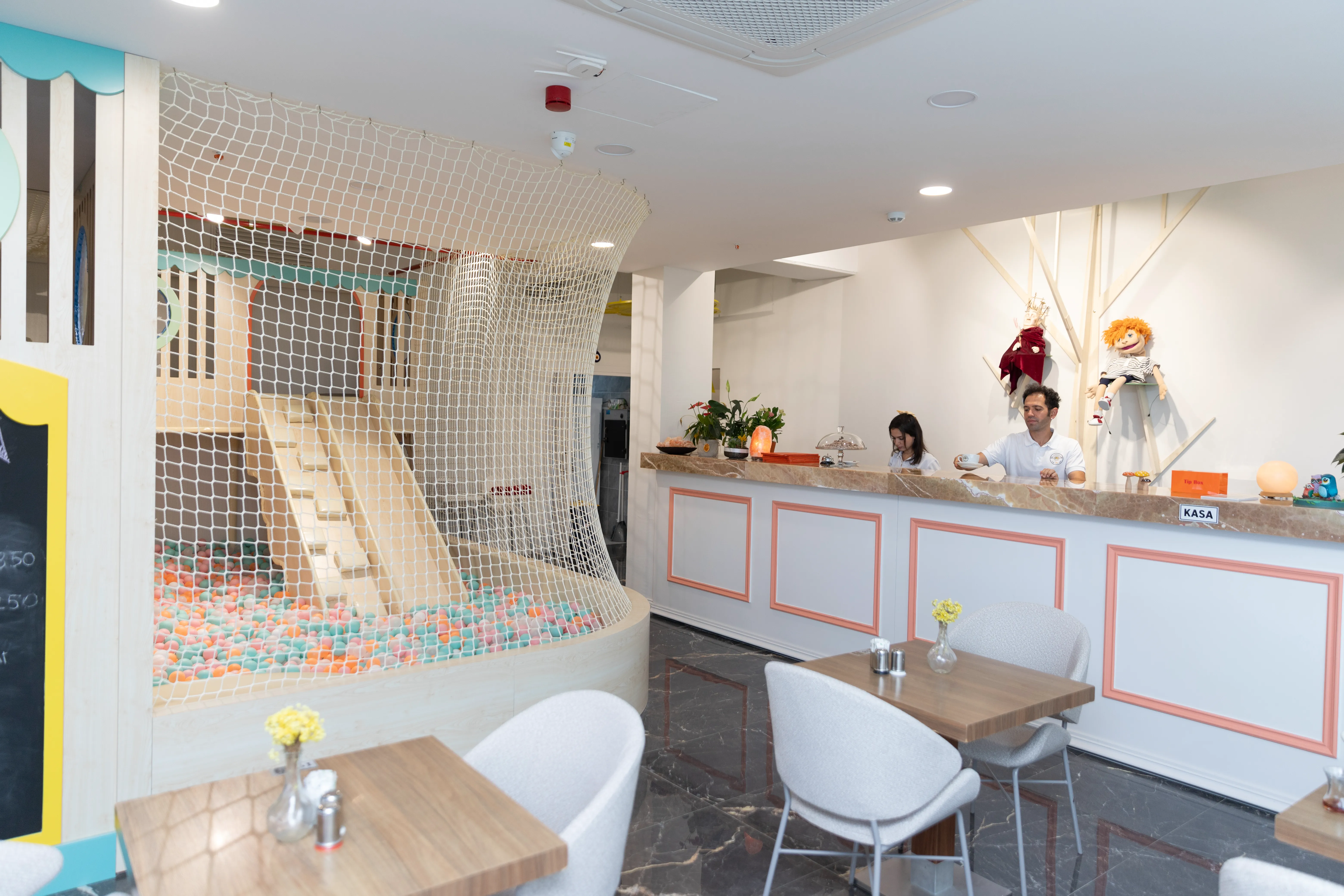 Filifu Cafe’de oyun alanlarının arasında yer alan oturma alanı ve bar kısmı