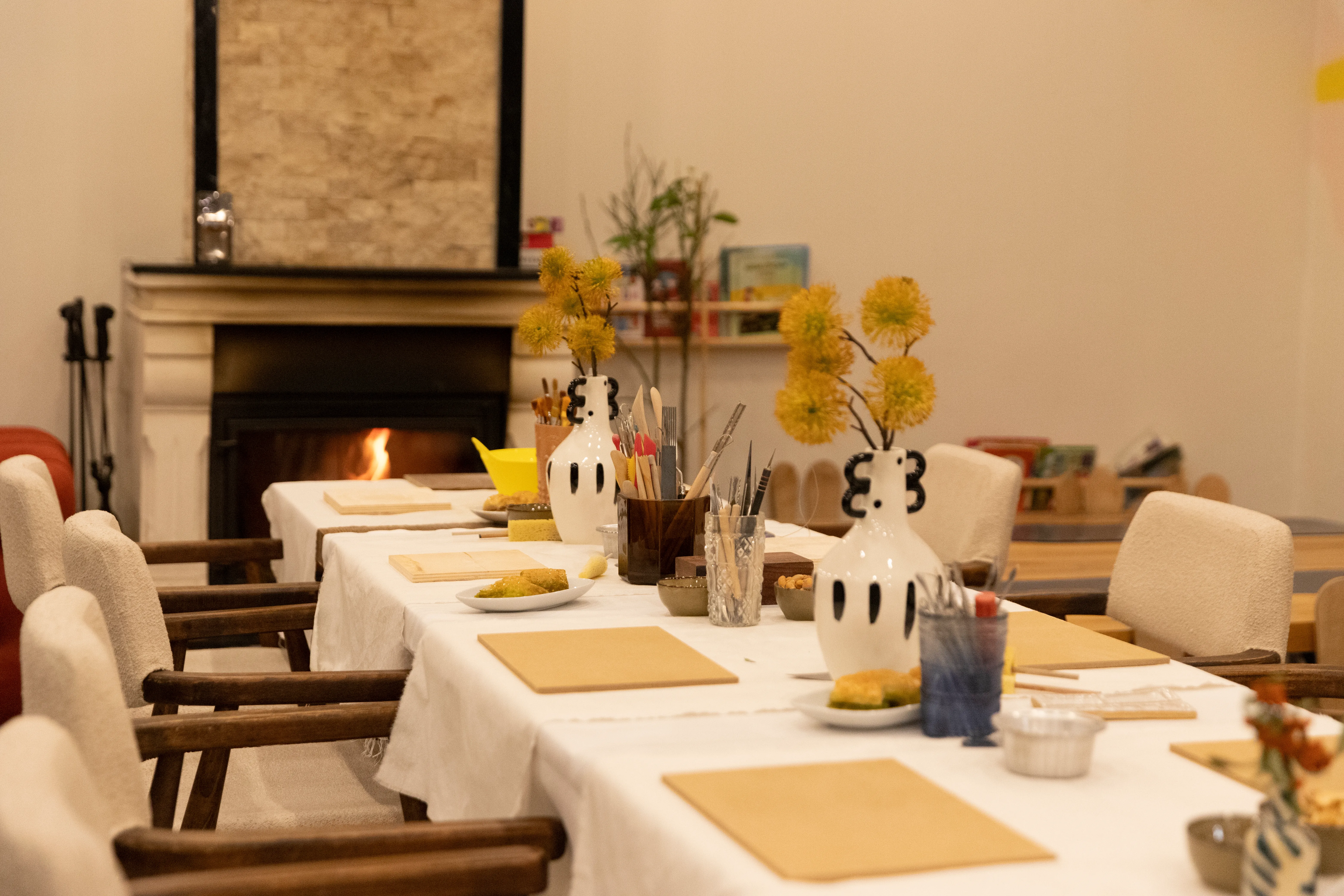 Filifu Cafe’de şömine önünde düzenlenen seramik atölyesinin genel görünümü.