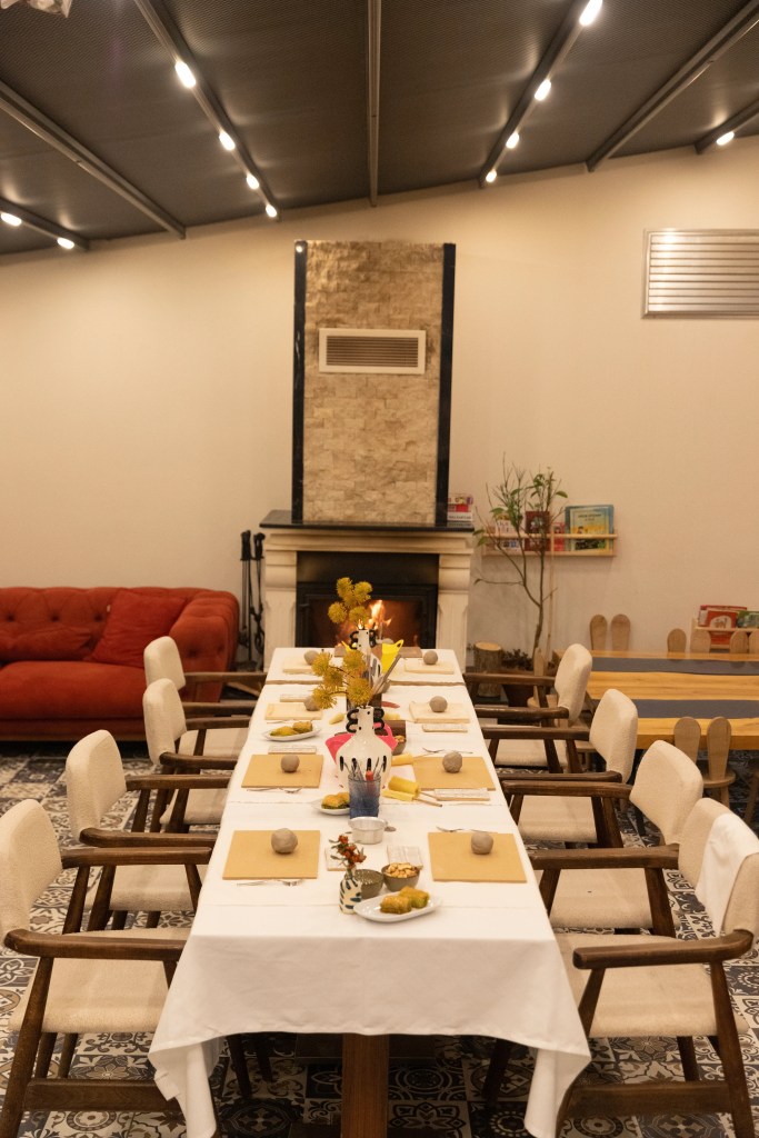 Filifu Cafe’de şömine önünde seramik atölyesi için hazırlanmış masa.