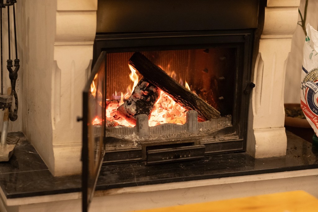 Şömine ateşinin sıcak ve huzur veren görüntüsü – Filifu Cafe’de şömine başında keyifli bir akşam.