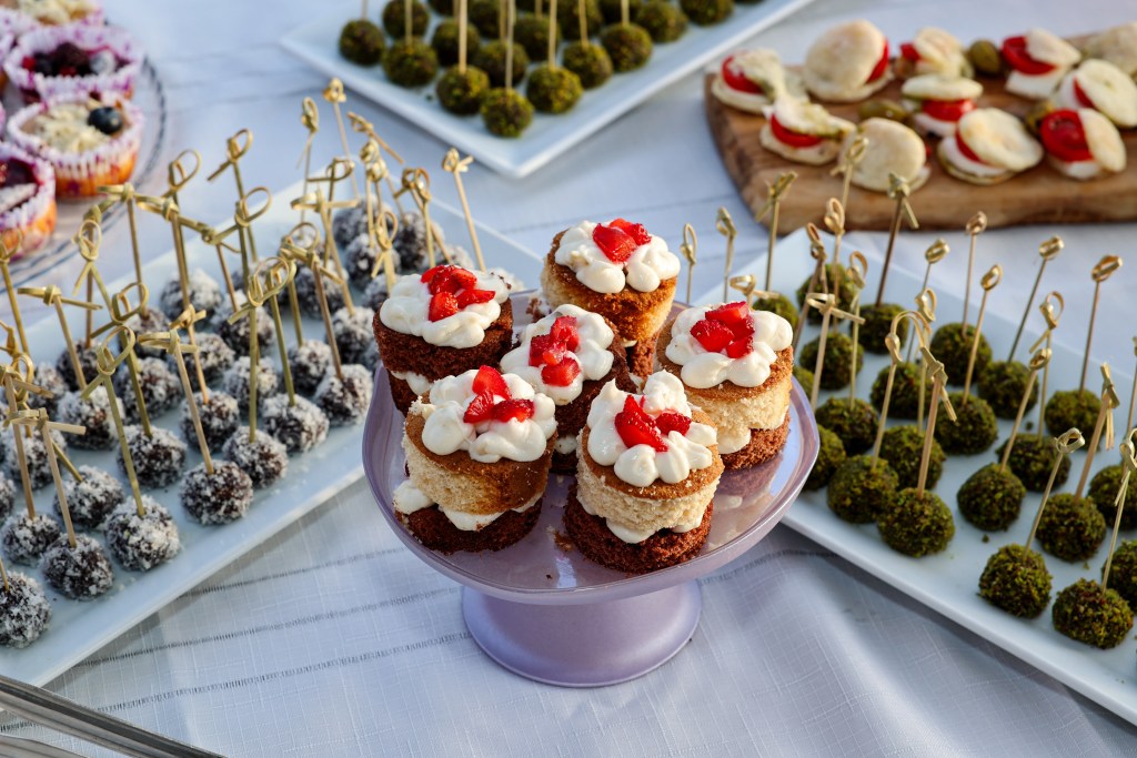 Filifu Cafe doğum günü partisinde sunulan mini pastalar, trüf topları ve pistachio toplarıyla hazırlanan tatlı masası.