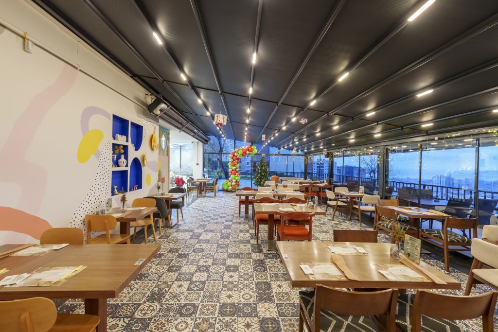Filifu Cafe N’ Play deniz manzaralı teras alanı ve aile oturma düzeni