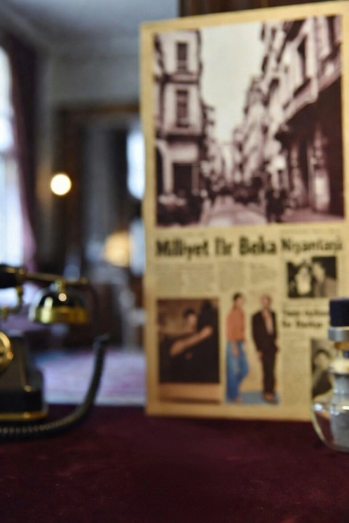 Masumiyet Müzesi 1975 İstanbul atmosferi, eski gazete ve nostaljik oda dekoru Çukurcuma müzesi vitrin esintisi