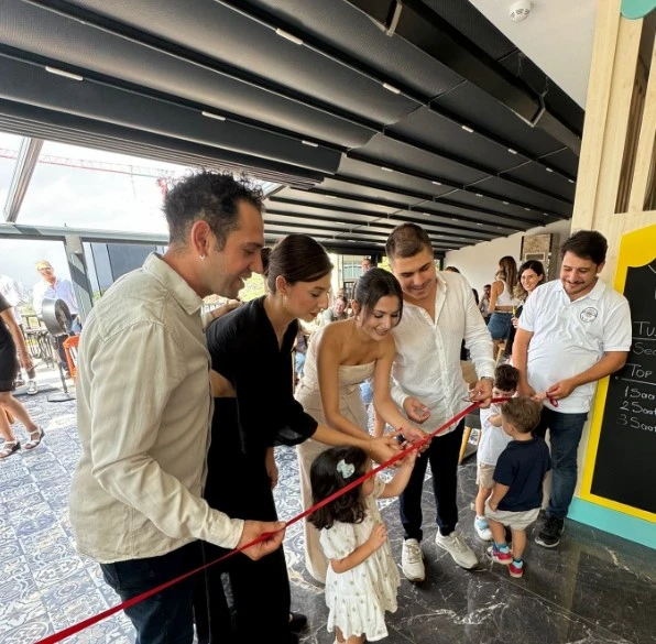 Filifu Cafe N Play’in 15 Eylül 2024 açılış töreninde kurucular Oğuz Emen, Gamze Emen, Serna Akaçça ve Özgün Akaçça’nın kurdele kesimi sırasında çekilen fotoğraf.