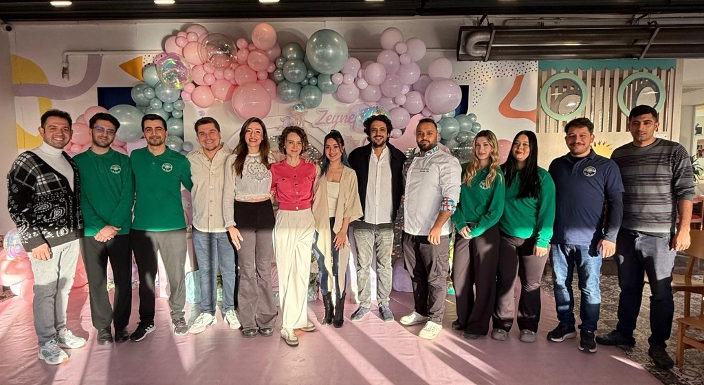 Filifu Cafe ekibi, Taner Ölmez ve Ece Çeşmioğlu ile birlikte Zeynep’in Filifu Cafe’de düzenlenen doğum günü partisinde hatıra fotoğrafı