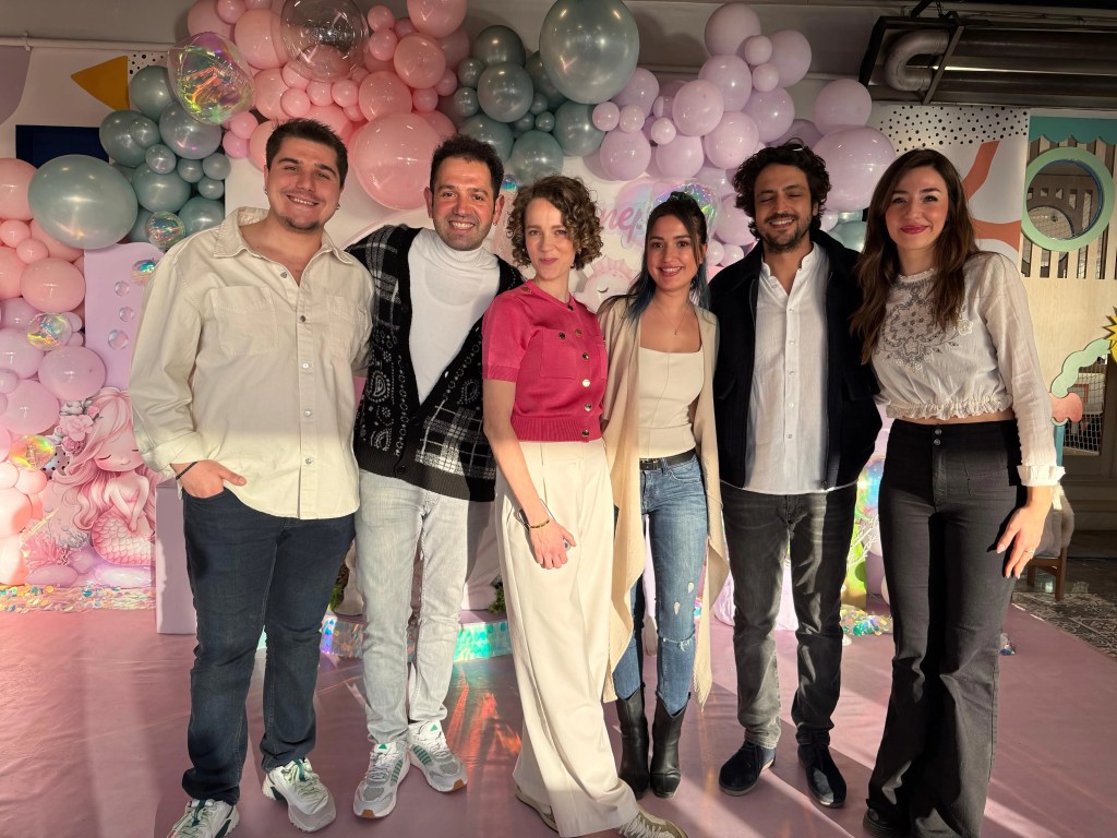 Filifu Cafe kurucu ortakları Oğuz Emen, Gamze Emen, Özgün Akaçça ve Serna Akaçça’nın Taner Ölmez ve Ece Çeşmioğlu ile Zeynep’in doğum günü partisinde çekilen hatıra fotoğrafı