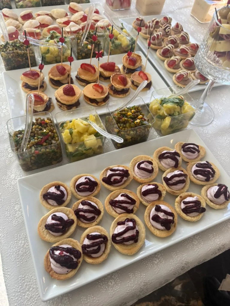 Filifu Cafe’de düzenlenen çocuk doğum günü partisinde servis edilen mini pankek sandviçler, tartöletler ve salata ikramları