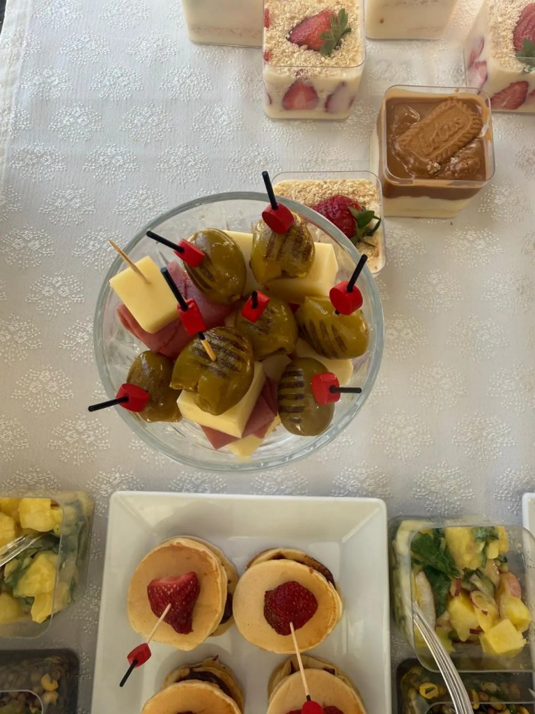 Filifu Cafe’de düzenlenen çocuk doğum günü partisinde sunulan mini pankekler, magnolia tatlıları ve peynir-zeytin kanepe ikramları