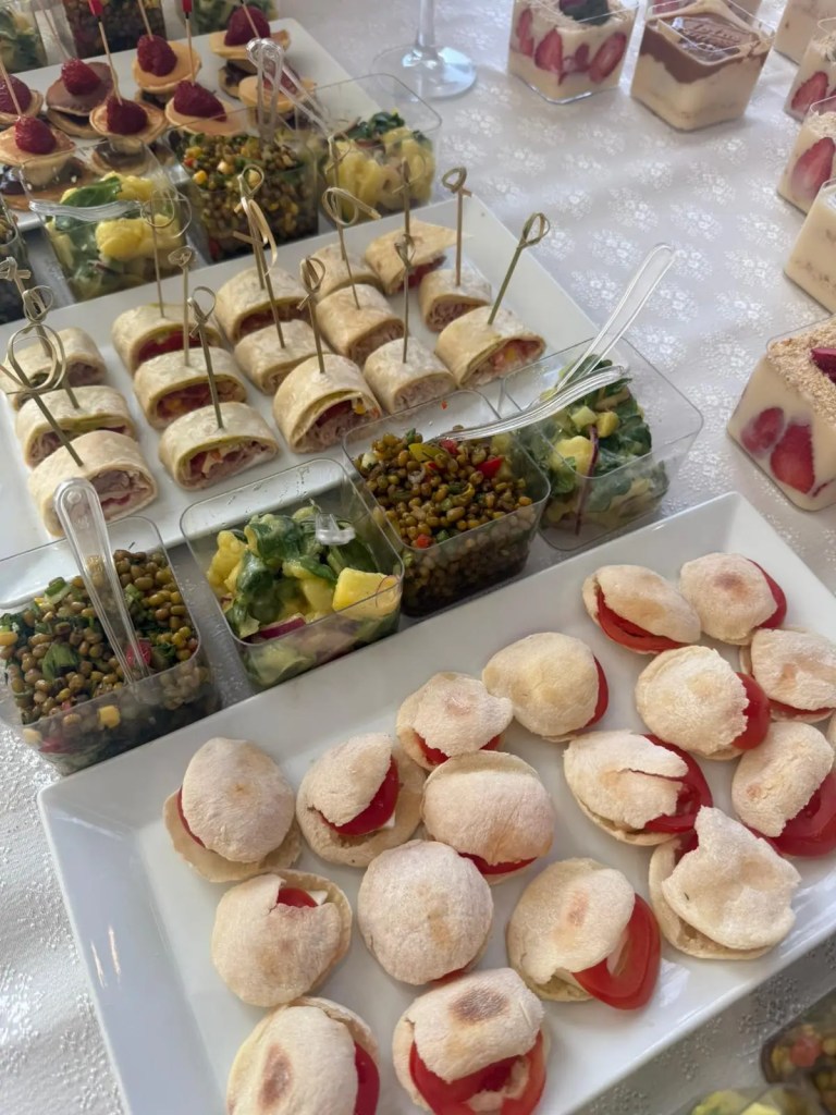 Filifu Cafe’de düzenlenen çocuk doğum günü partisinde sunulan özel ikramlar, mini roll sandviçler, maş fasulyesi salatası ve doğum günü tatlıları