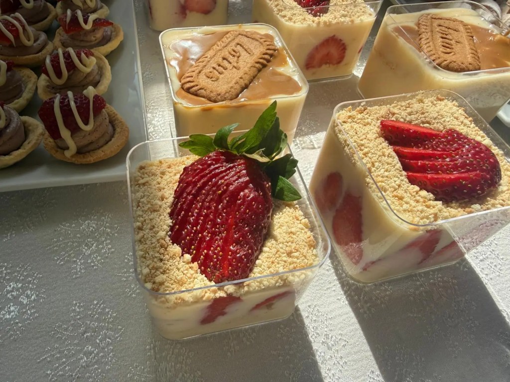 Filifu Cafe’de düzenlenen çocuk doğum günü partisinde servis edilen çilekli magnolia, lotuslu magnolia ve mini tatlı ikramları