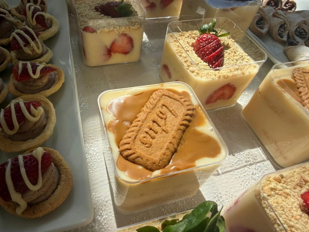 Filifu Cafe’de doğum günü organizasyonunda sunulan lotuslu magnolia, çilekli magnolia ve mini tatlı ikramları