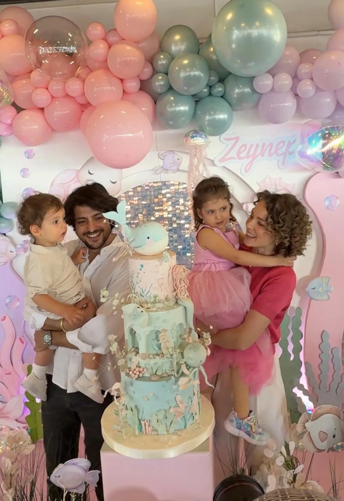 Taner Ölmez ve Ece Çeşmioğlu, çocukları Hazar ve Zeynep ile birlikte Filifu Cafe’de düzenlenen doğum günü partisinde Zeynep’in doğum gününü kutluyor
