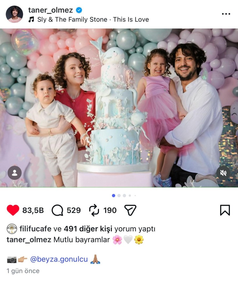 Taner Ölmez ve Ece Çeşmioğlu, çocukları Zeynep ve Hazar ile birlikte Filifu Cafe N’ Play’de düzenlenen doğum günü kutlamasında pastanın yanında aile fotoğrafı çekerken.