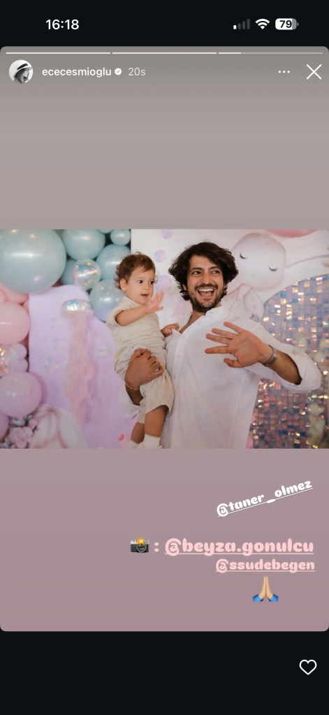 Taner Ölmez, oğlu Hazar’ı kucağında tutarken Filifu Cafe’de Zeynep’in doğum günü kutlamasında çekilen bir aile anı.