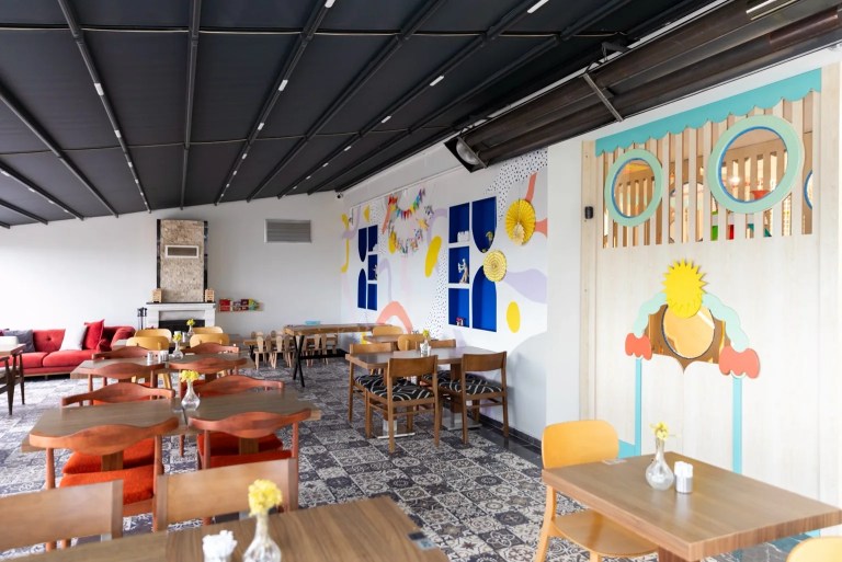 Anniversaire à Maltepe : penser ensemble la table des parents et l’espace des enfants