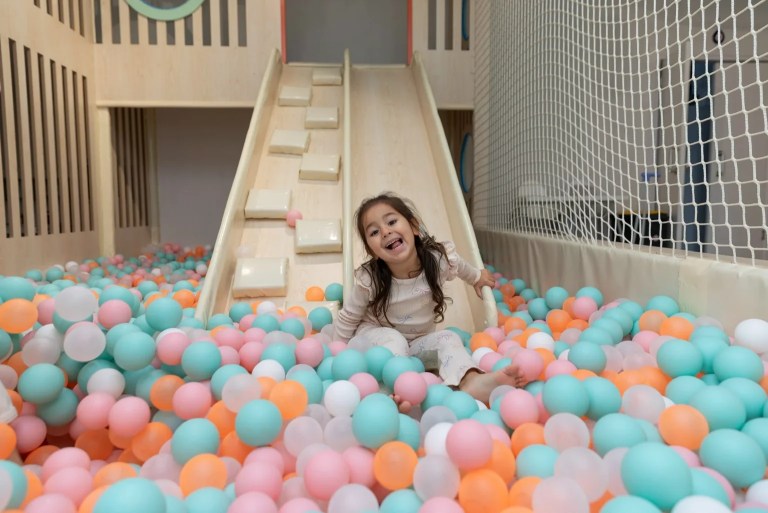 A Bilingual Children’s Birthday in Istanbul: Invitations, Games and Parent Communication